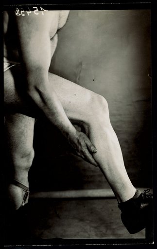 Arm and legs of a man in underwear, advertisement for "Laboratoire Substantia"