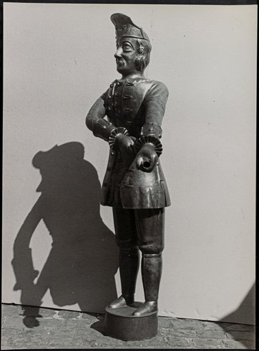 Metal sculpture from the side (male figure in historical costume)