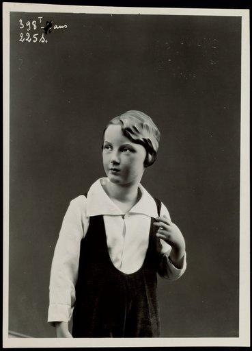 Hip-length portrait of a dressed child mannequin