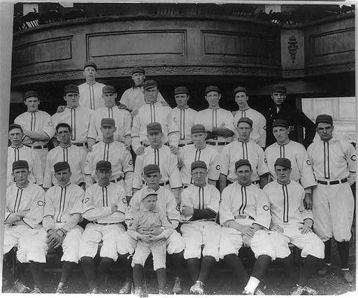Cincinnati Reds baseball team posed