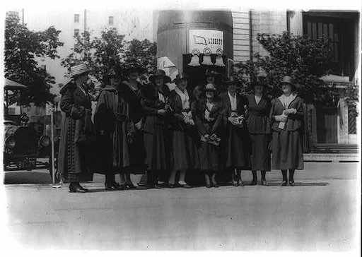 Liberty Bond drive - ten women posed outside bond booth, Washington, D.C.