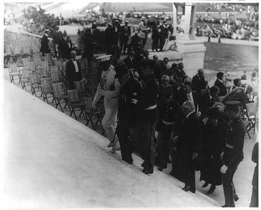 Robert Lincoln arrives at dedication of Lincoln Memorial