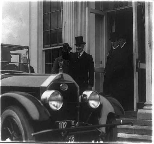 President Harding leaving the White House for the Senate with the treaties signed by Arms Conference