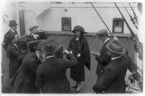 Alma Gluck posed for cameramen with reporters on ship