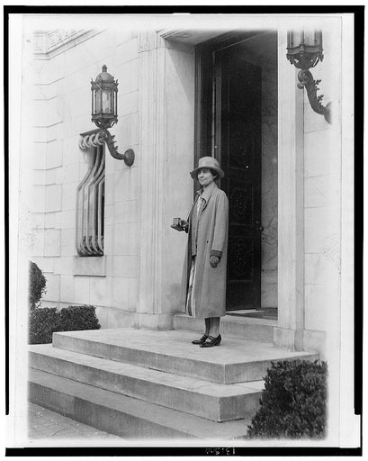 The Coolidges start to move--Mrs. Coolidge snaped [sic] at the "Temporary White House" when she appeared carrying a few of her choice possessions