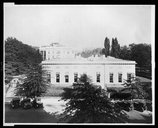Bird's-eye view of the White House from the west