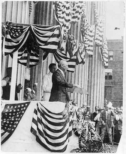 Pres. Woodrow Wilson speaking outside of Treasury Dept., Flag Day, 1915
