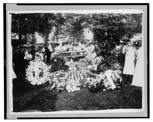 Wilbur Wright funeral - floral decorations at the grave