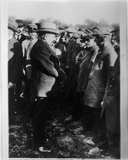 President Ebert, of Germany, greeting the returned German prisoners