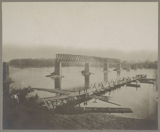 Ruins of R.R. bridge across Tennessee River, at Bridgeport, Tenn.? (i.e. Alabama) and pontoon bridge in course of construction
