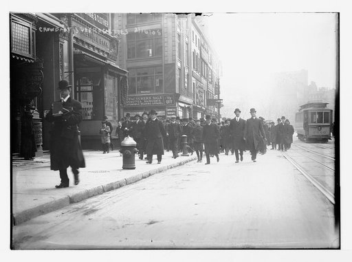 Crowd of suffragettes, New York