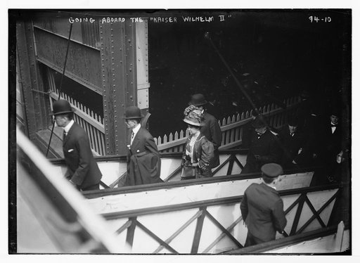 Passengers boarding boat "Kaiser Wilhelm II", New York