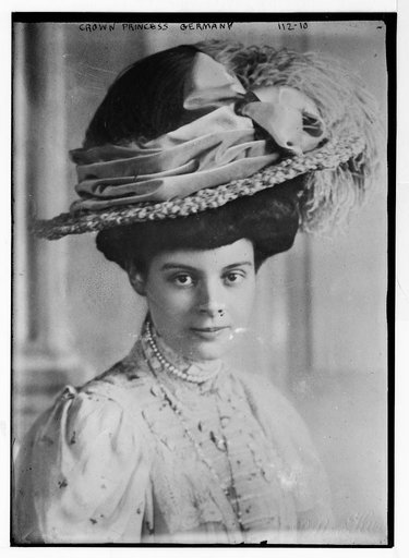 Crown Princess of Germany [i.e. Duchess Cecilie Auguste Marie of Mecklenburg-Schwerin], portrait bust