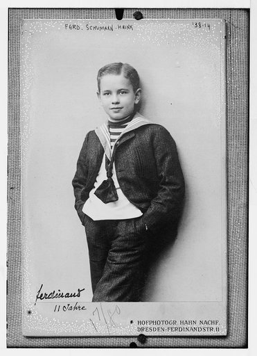 Ferd. Schumann - Heink, standing three-quarters, photo: Hahn Nachf., Dresden, Ferdinand Str. 11
