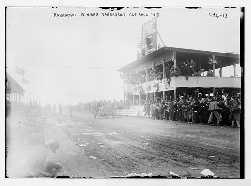 Robertson winning Vanderbilt Cup Race '08