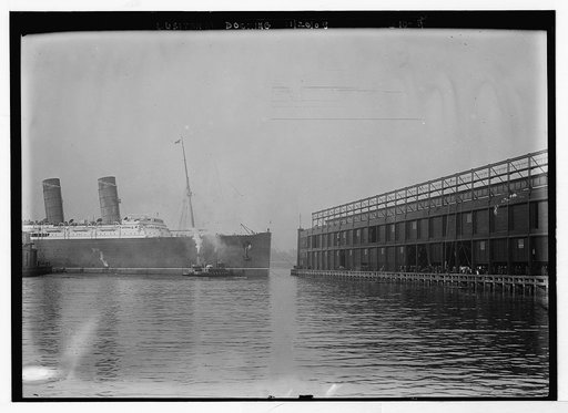 Lusitania docking at new Hudson River piers, Bain