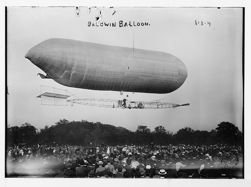 Baldwin balloon (dirigible), in flight over spectators
