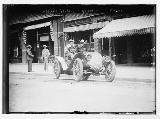Reginald Vanderbilt, in auto, Newport