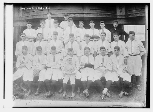 Cincinnati Reds [NL] Ball Team posing in group