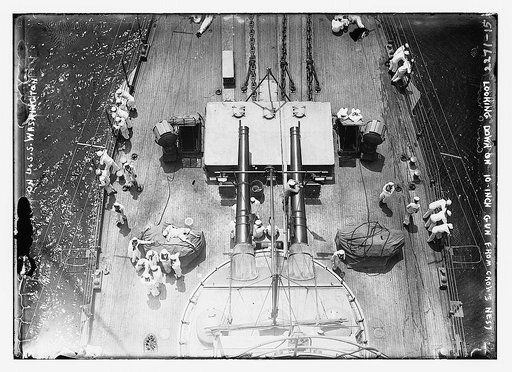 Looking down on 10 inch gun from crow's nest, [...] on U.S.S. Washington