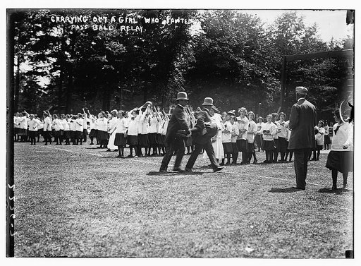 Carrying out a girl who fainted, pass ball relay