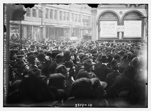 Crowd watching "playograph," World Series, 1911