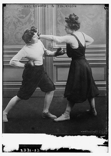 Mrs. Edwards & Frl. Kussin [boxing