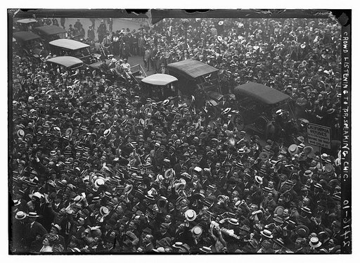Crowd listening to T.R. [Theodore Roosevelt] speak, Chicago