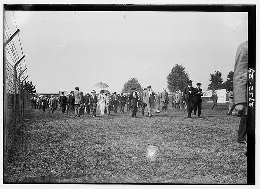Crowd coming off train, Polo.