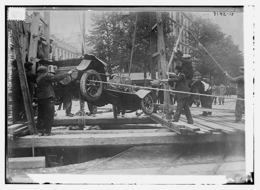Taking Taxi from hole in Paris street