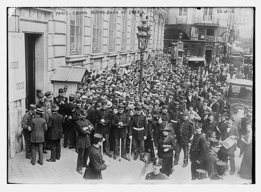 Paris -- crowd before Bank of France