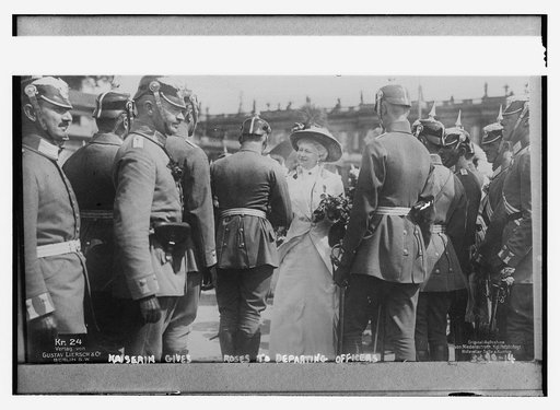 Kaiserin gives roses to departing officers