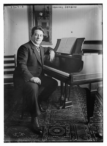 Johannes Sembach at piano