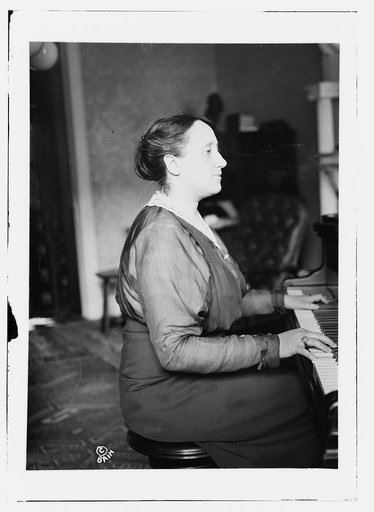 Melanie Kurt, [at piano
