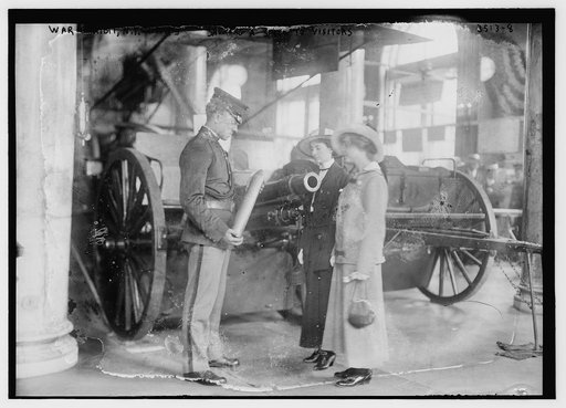 War exhibit -- N.Y., 6/14/1915, showing a shell to visitors
