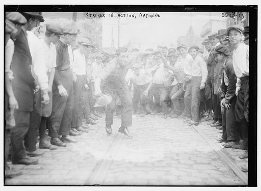 Strikers in action, Bayonne