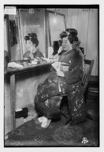 Tamaki Miura making up