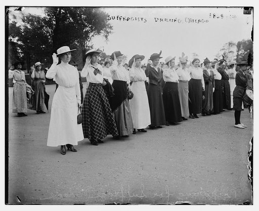 Suffragettes drilling, Chicago