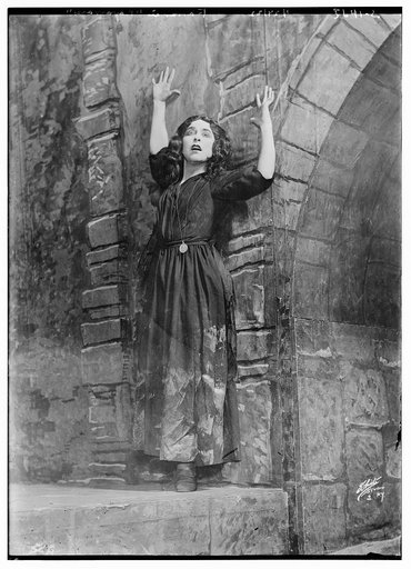 Farrar in "Navarrani"