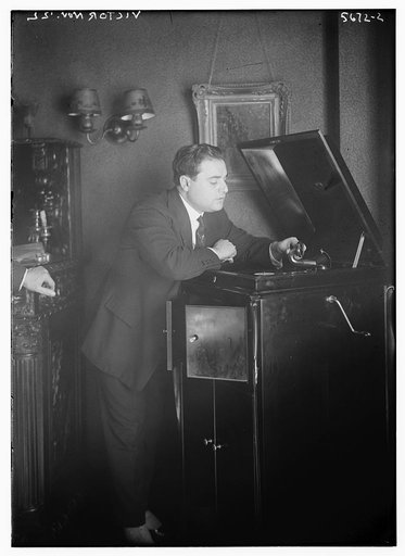 Beniamino Gigli playing records