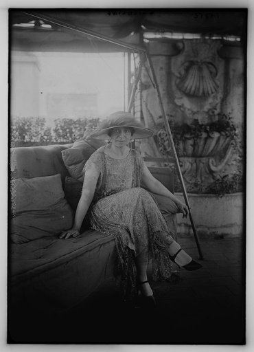 Liebling [seated