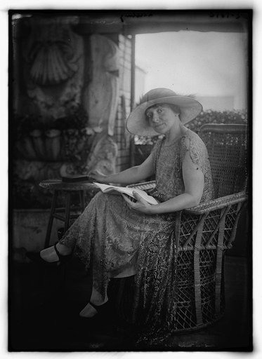 Liebling [seated