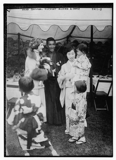 Anna Pavlova and Viscount Mishima & family