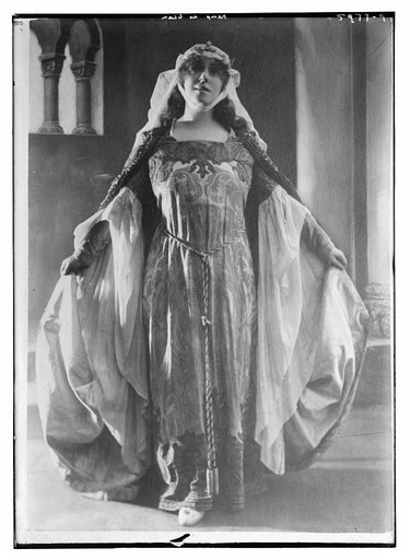 Kemp as "Elsa"