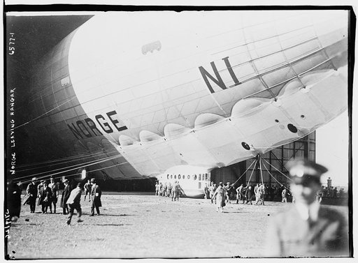 Norge Leaving Hanger (blimp)