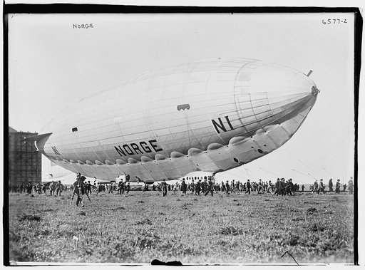 Norge Leaving Hanger (blimp)