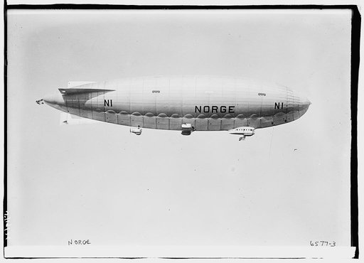 Norge Leaving Hanger (blimp)