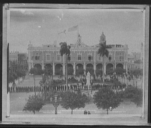 Ra[i]sing the American flag over the Governor General's Palace, Havana, Jan. 1, 1899