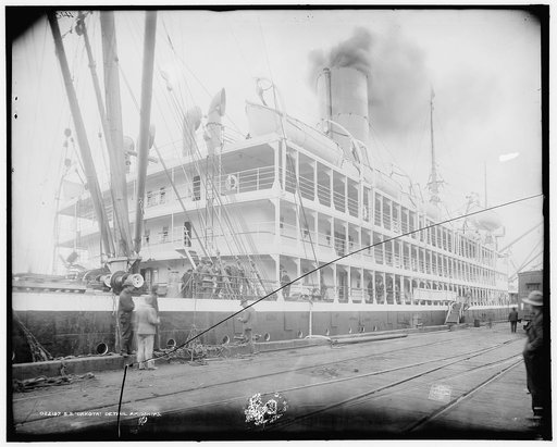 S.S. Dakota, detail amid ships