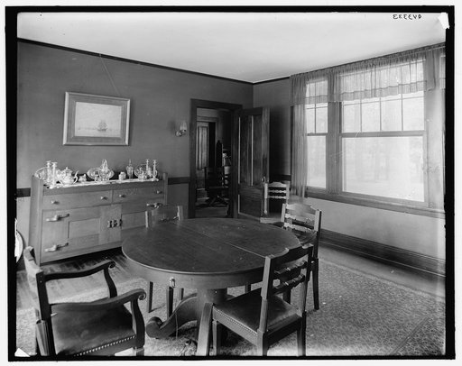 New York, Port Washington, surburban home of Mrs. Robt. Hoe, Jr., dining room